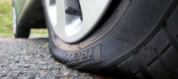 Počena ali predrta guma? Kako ravnati?